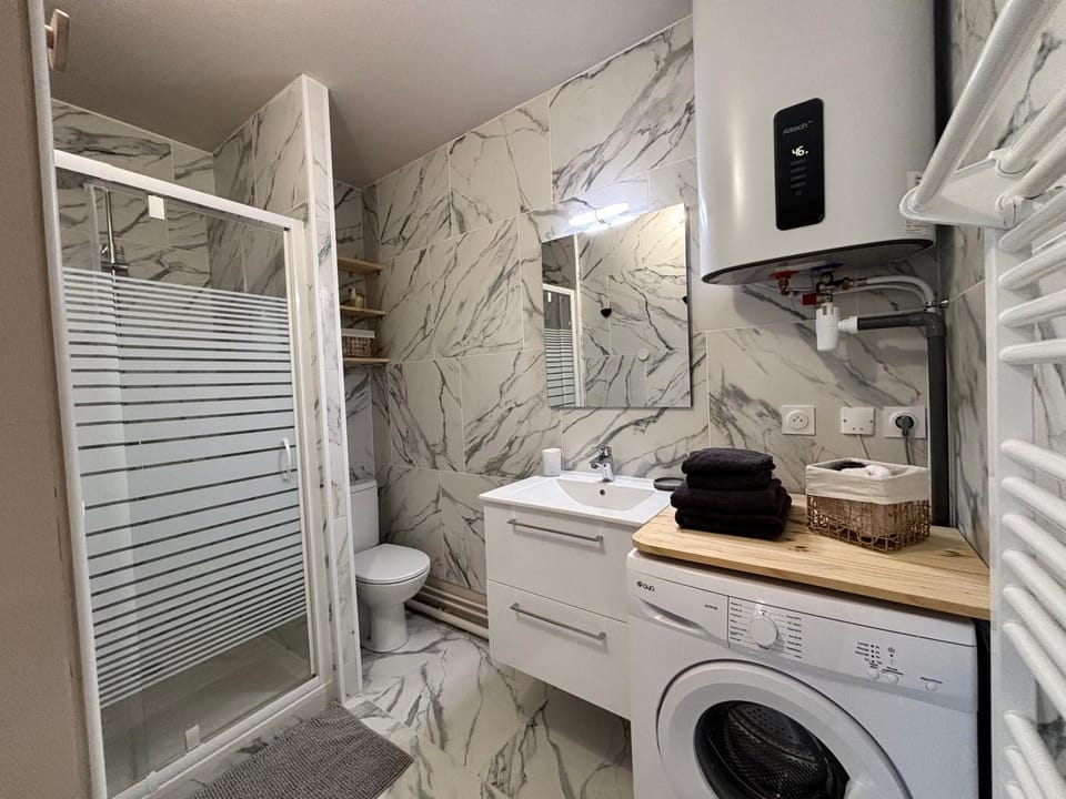 Shower, Toilet, Bathroom, towels, washing machine
