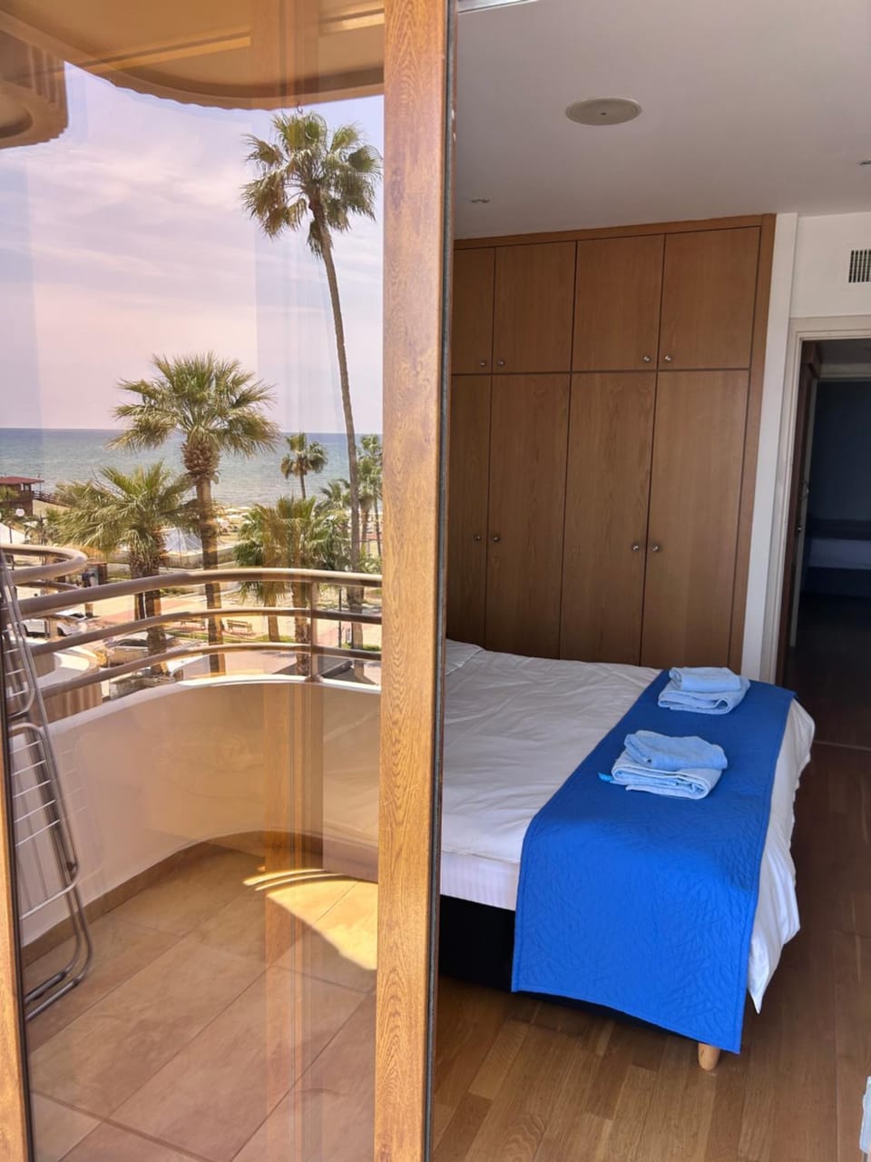 Bed, Natural landscape, View (from property/room), Balcony/Terrace, Photo of the whole room, Bedroom, Sea view, towels, wardrobe
