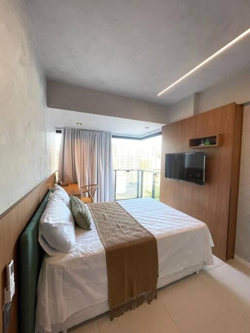 Bed, TV and multimedia, Bedroom, towels