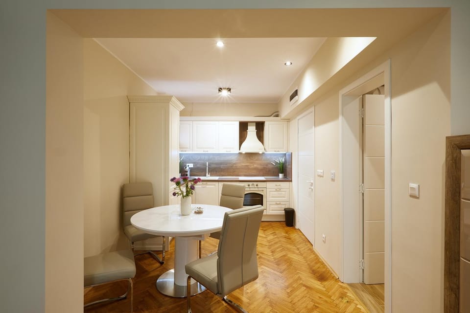 Kitchen or kitchenette, Seating area, Dining area