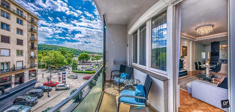 Balcony/Terrace, Street view