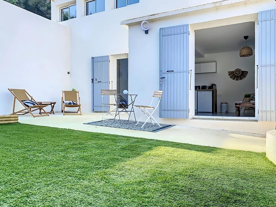 Property building, Patio, Garden, Garden view, sunbed