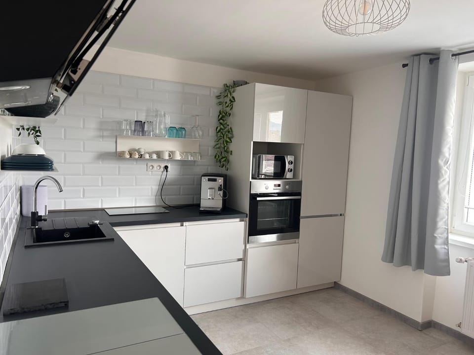 Coffee/tea facilities, Kitchen or kitchenette, dishwasher, stove
