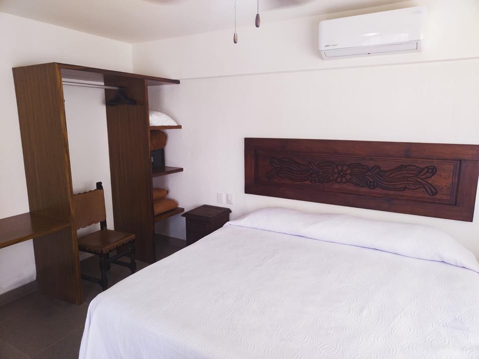 Bed, Photo of the whole room, wardrobe, air conditioner