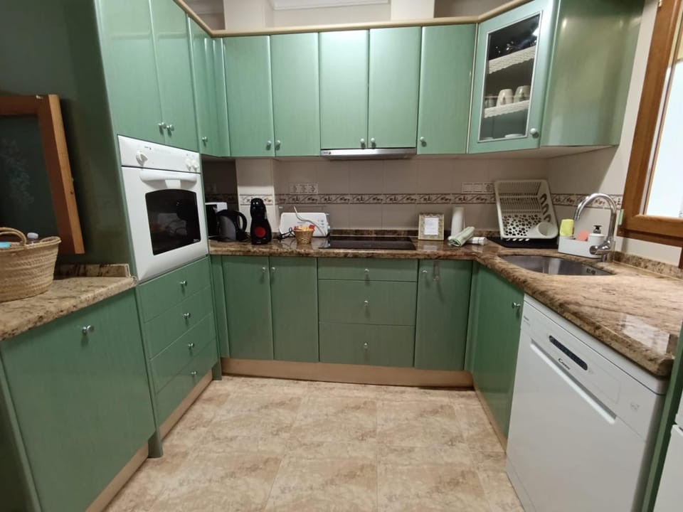 Coffee/tea facilities, Kitchen or kitchenette, dishwasher, oven, stove, toaster