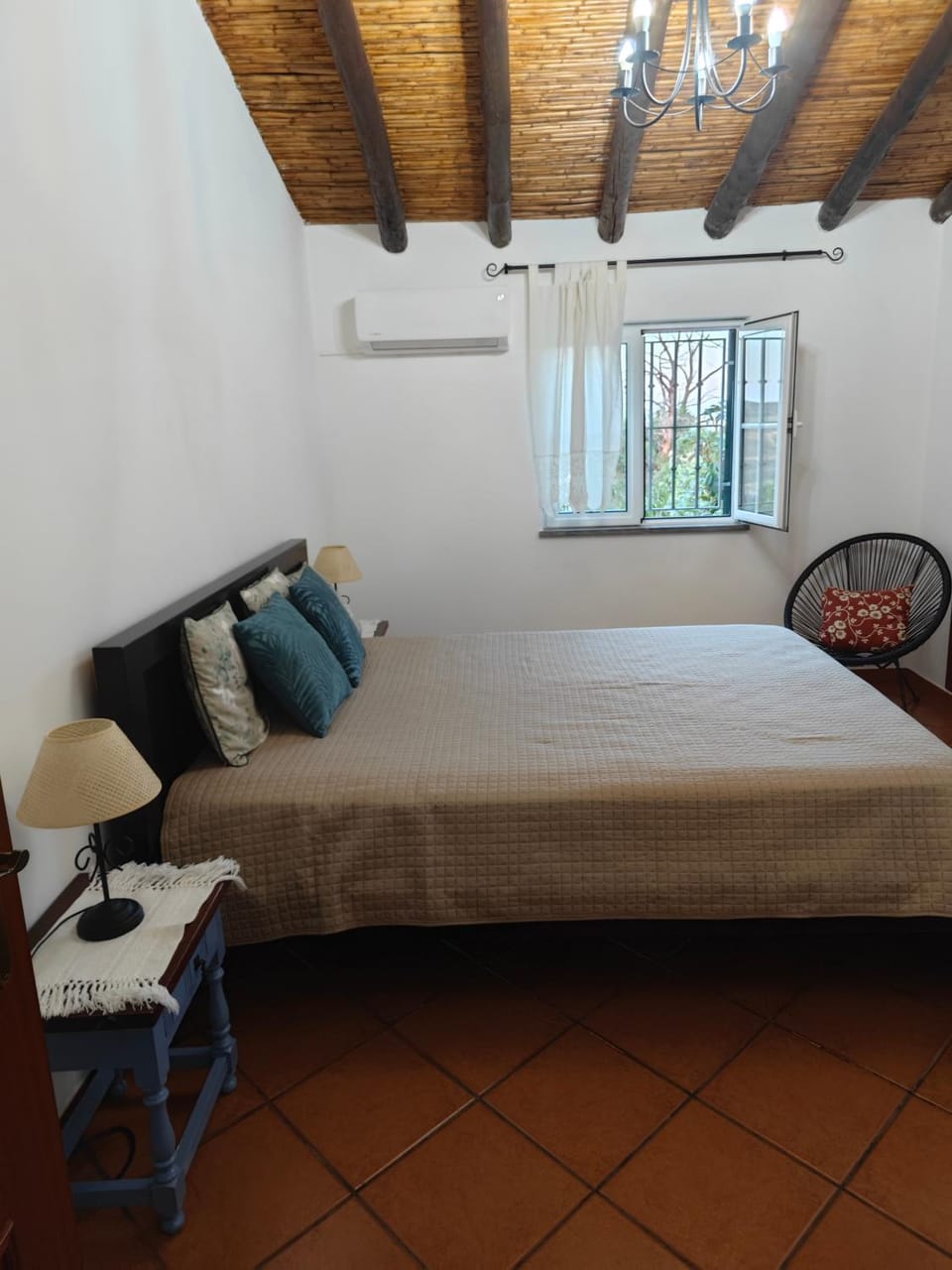 Bed, Bedroom, air conditioner