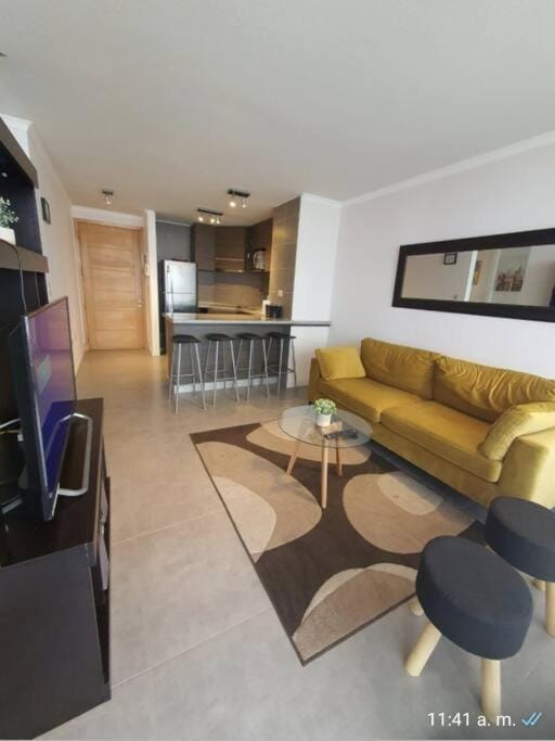 Communal lounge/ TV room, Kitchen or kitchenette, Living room, Seating area, Dining area, oven