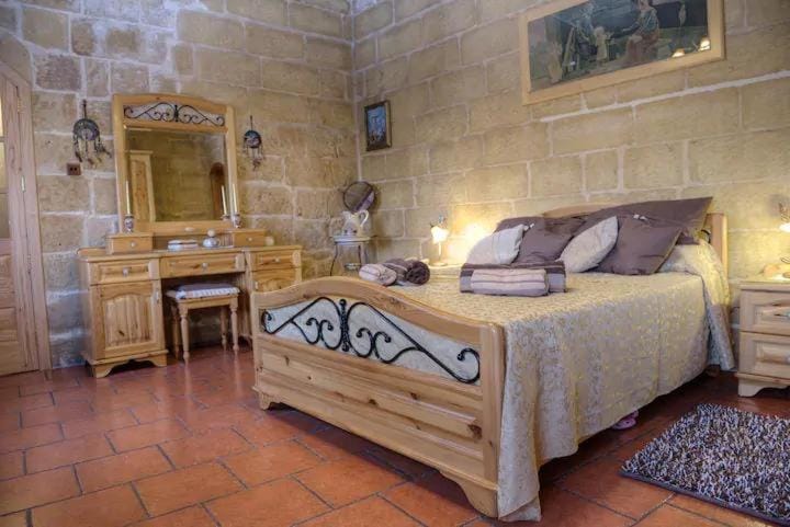 Id-Dwejra House of Character with private pool and Jaccuzi House in Malta
