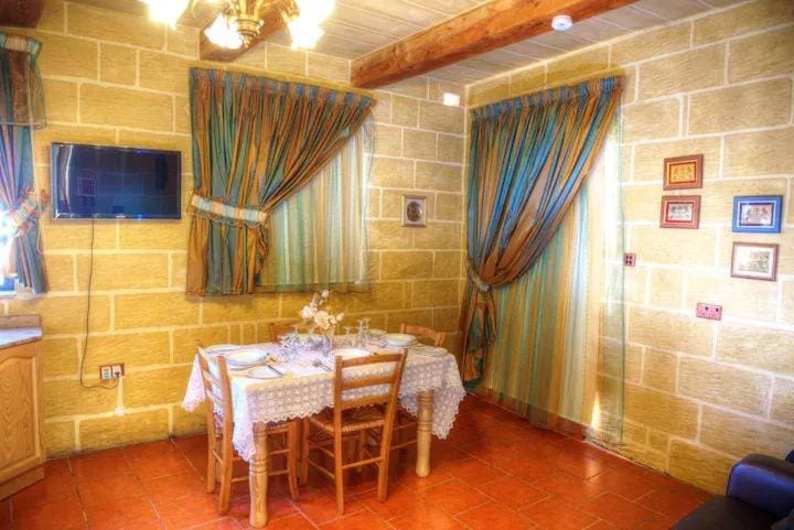 Id-Dwejra House of Character with private pool and Jaccuzi House in Malta