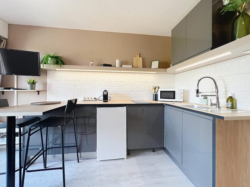 Kitchen or kitchenette