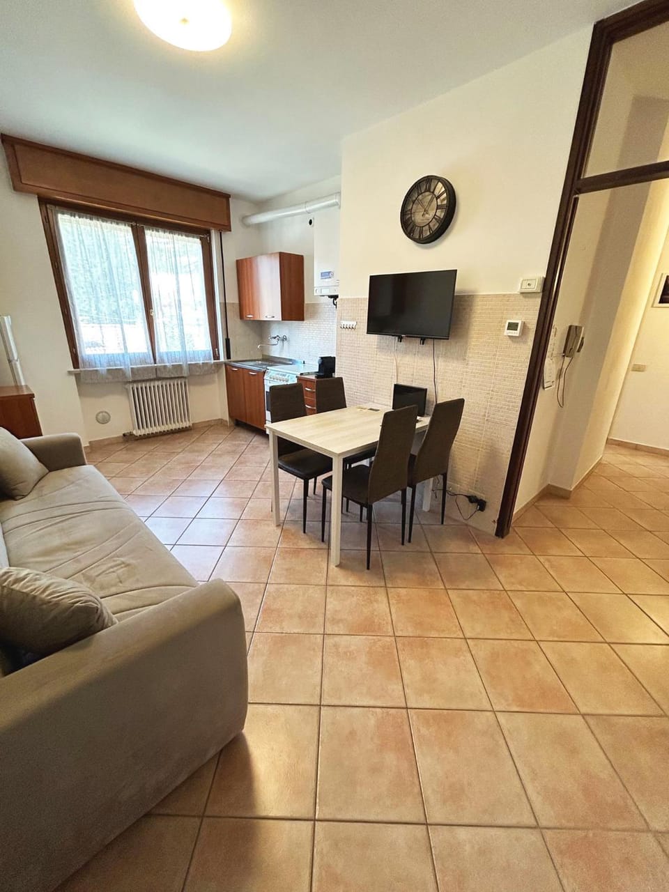 TV and multimedia, Kitchen or kitchenette, Living room, Seating area, Dining area