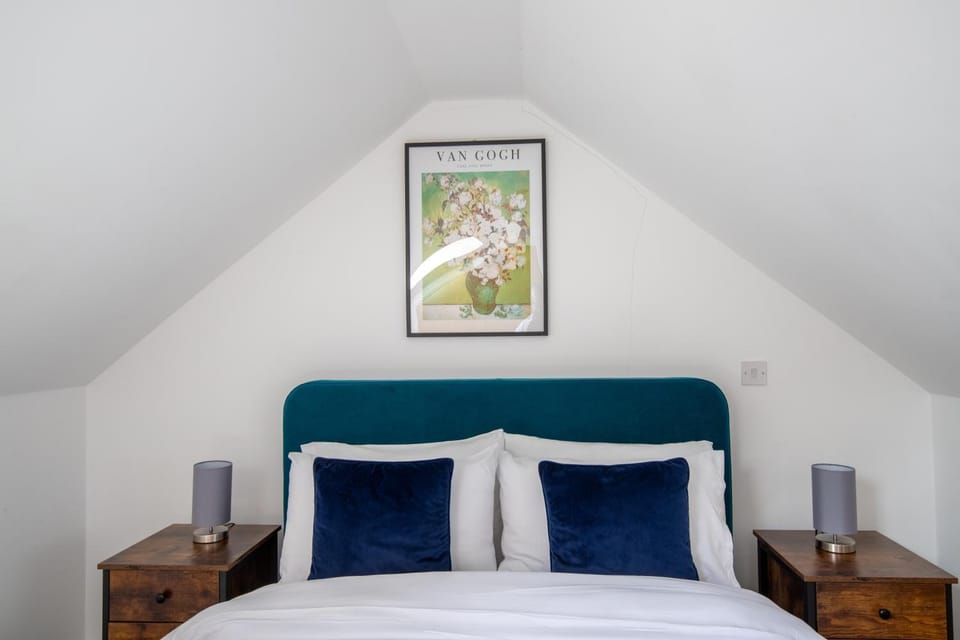 Modern Detached 4-Bedroom 2-Bath Home, Guildford Chalet in Guildford