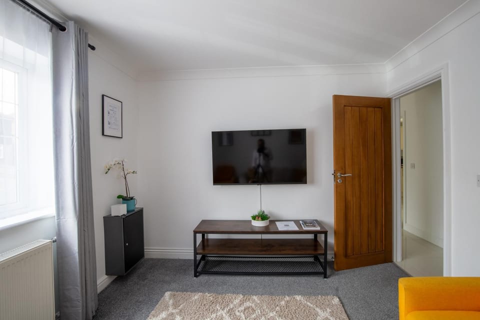 Modern Detached 4-Bedroom 2-Bath Home, Guildford Chalet in Guildford