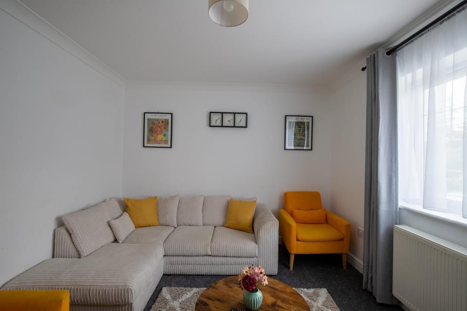 Modern Detached 4-Bedroom 2-Bath Home, Guildford Chalet in Guildford