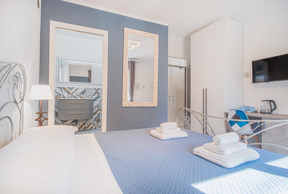 Bed, TV and multimedia, Photo of the whole room, Bedroom, towels