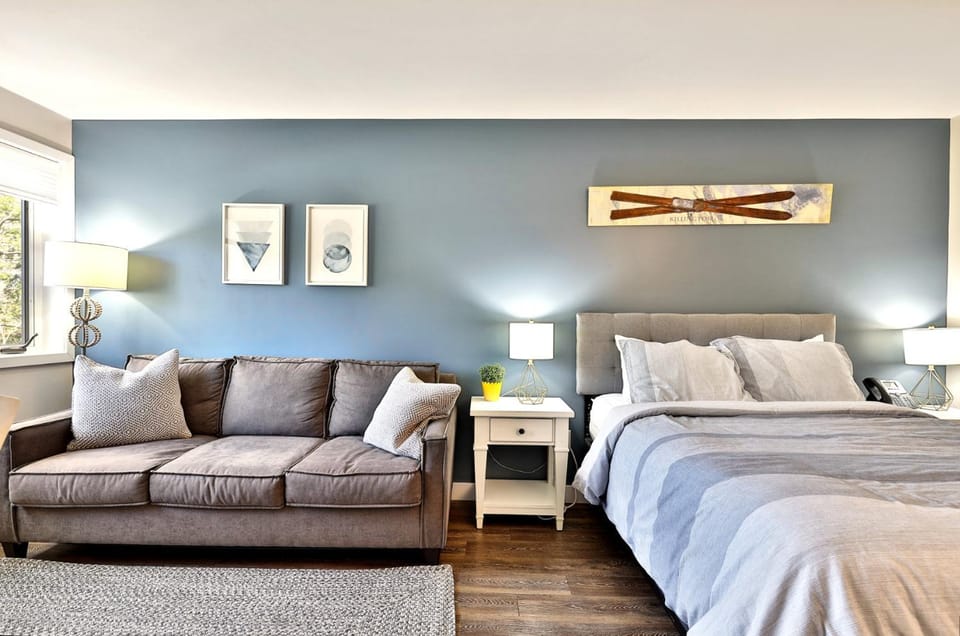 Bed, Seating area