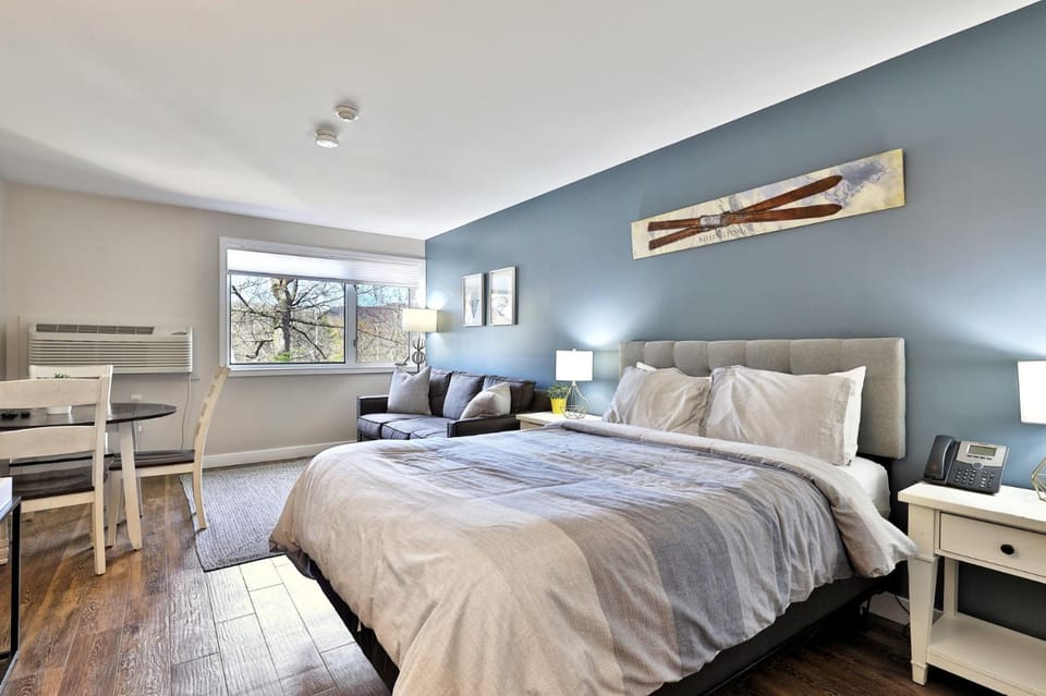 Bed, Seating area