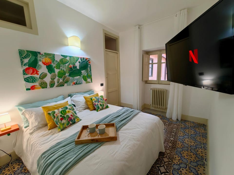 Bed, TV and multimedia, Photo of the whole room, Bedroom