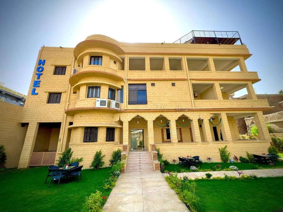 Property building, Facade/entrance, Garden