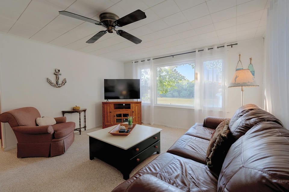 Lakefront Cabin w/ Patio in Havana! Cabin in Illinois