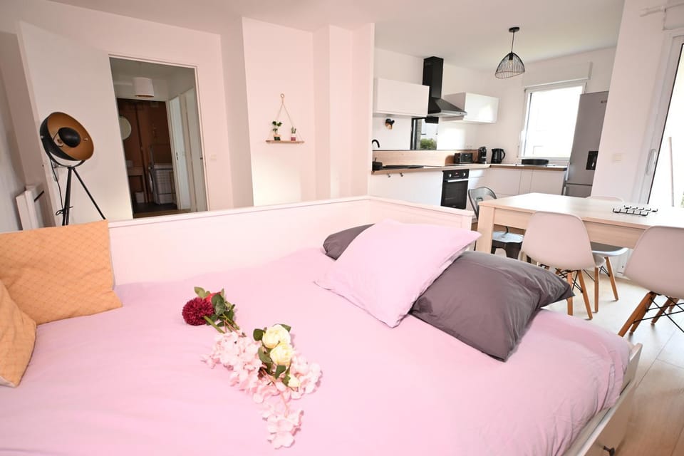 Bed, Kitchen or kitchenette, Living room, Seating area, Dining area