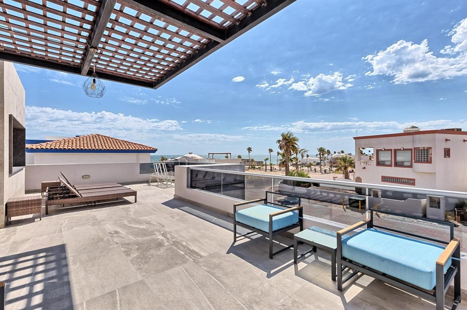 View (from property/room), Balcony/Terrace, Seating area, sunbed