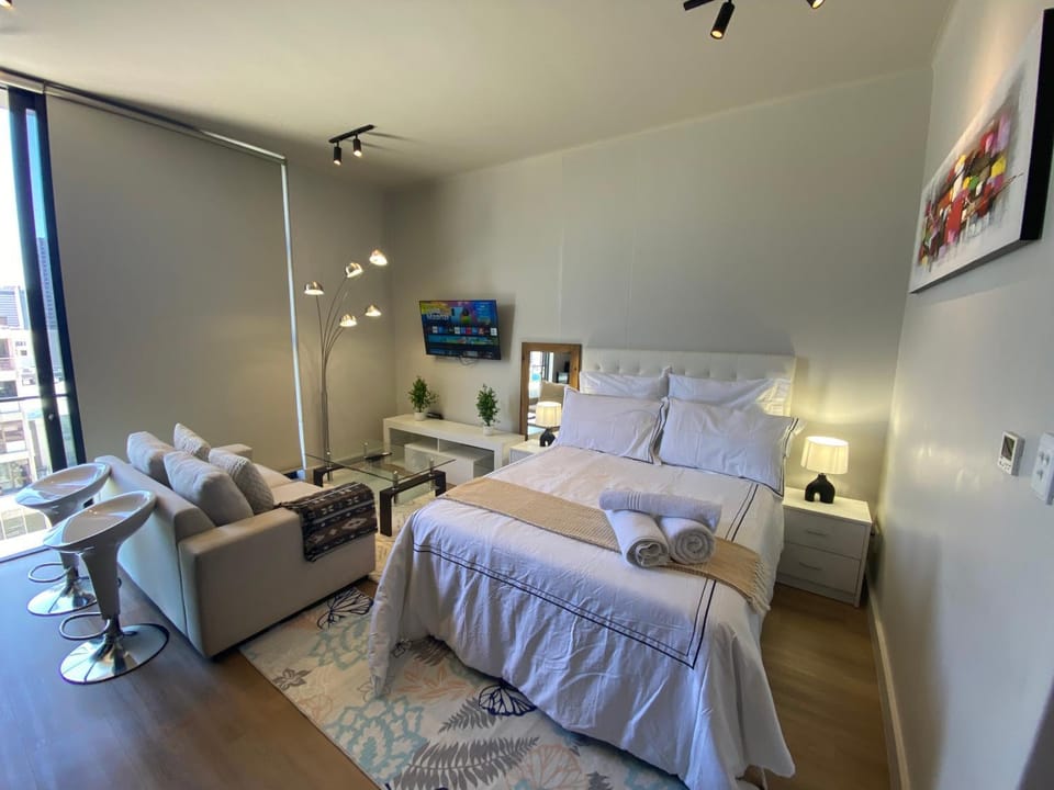 Bed, TV and multimedia, Living room, Photo of the whole room, Seating area, Bedroom, towels