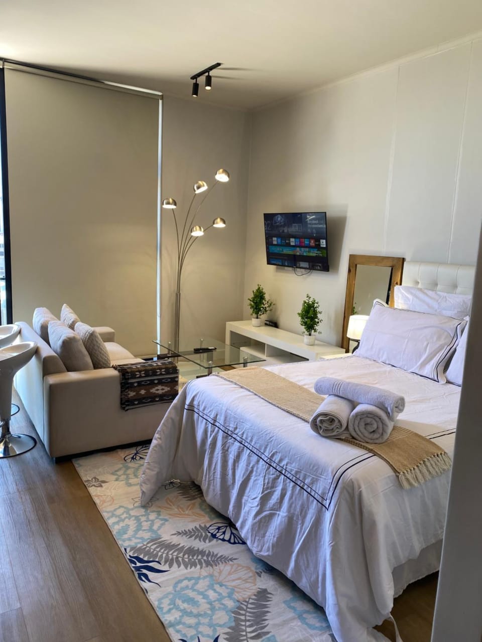 Bed, TV and multimedia, Photo of the whole room, Bedroom, towels