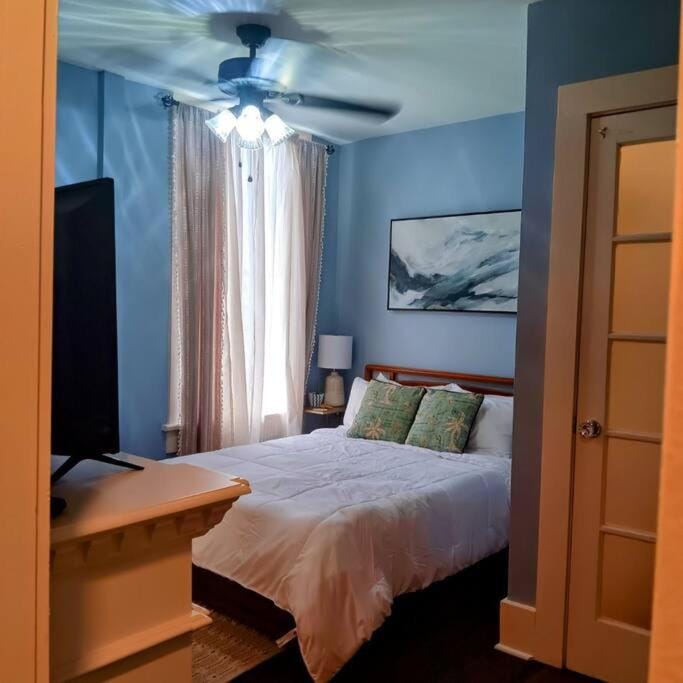 The Blue Herron 1868 Historic District Cottage House in Texas City