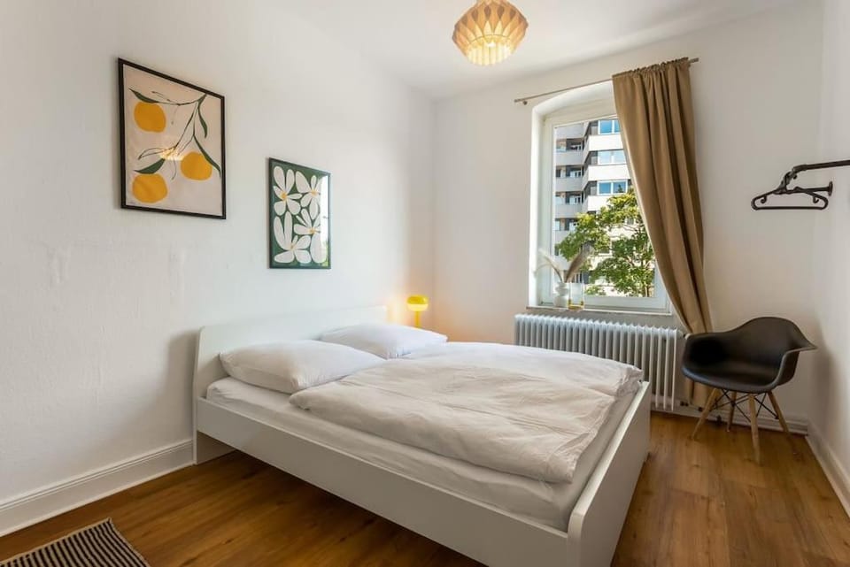 Bed, Photo of the whole room, Seating area, Bedroom