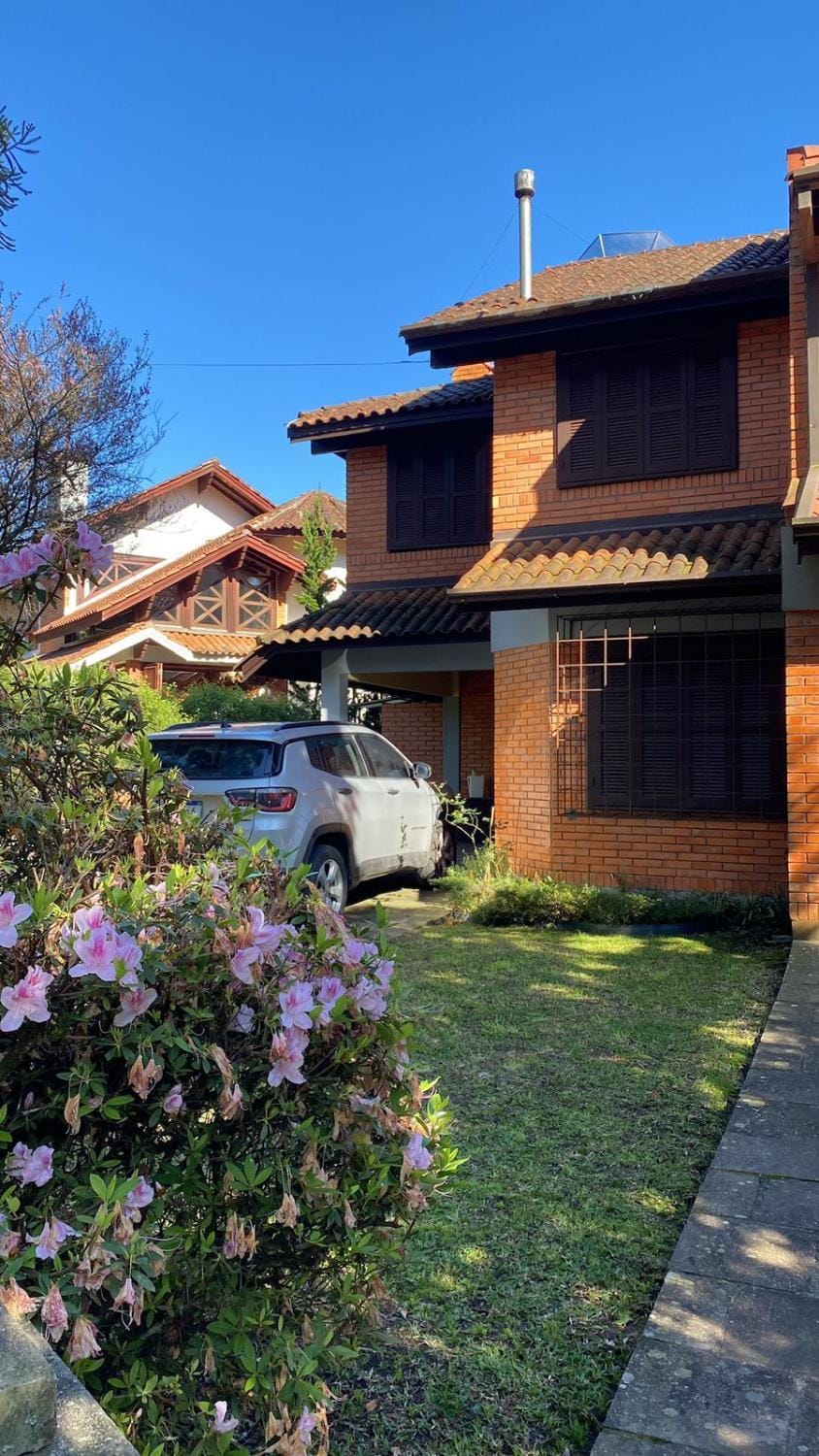Sobrado do Lago Gramado - Localizado em um Bairro Nobre e arborizado House in Gramado