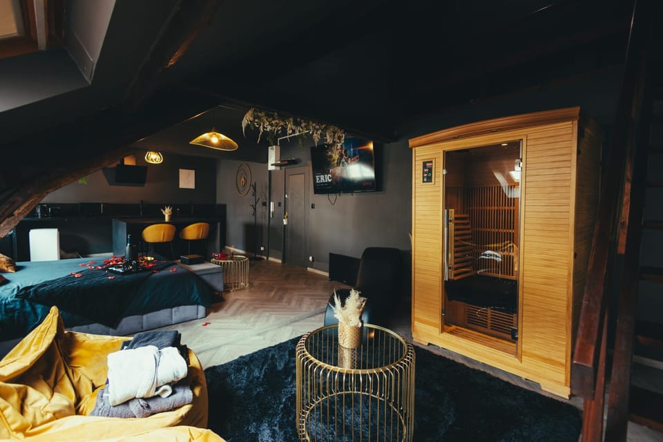 Sauna, Living room
