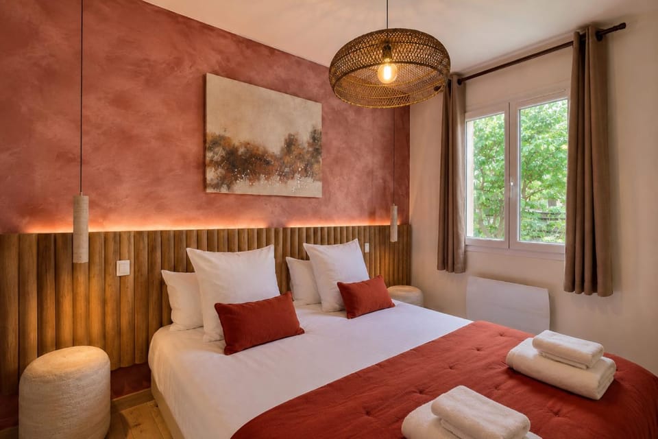 Bed, Bedroom, towels