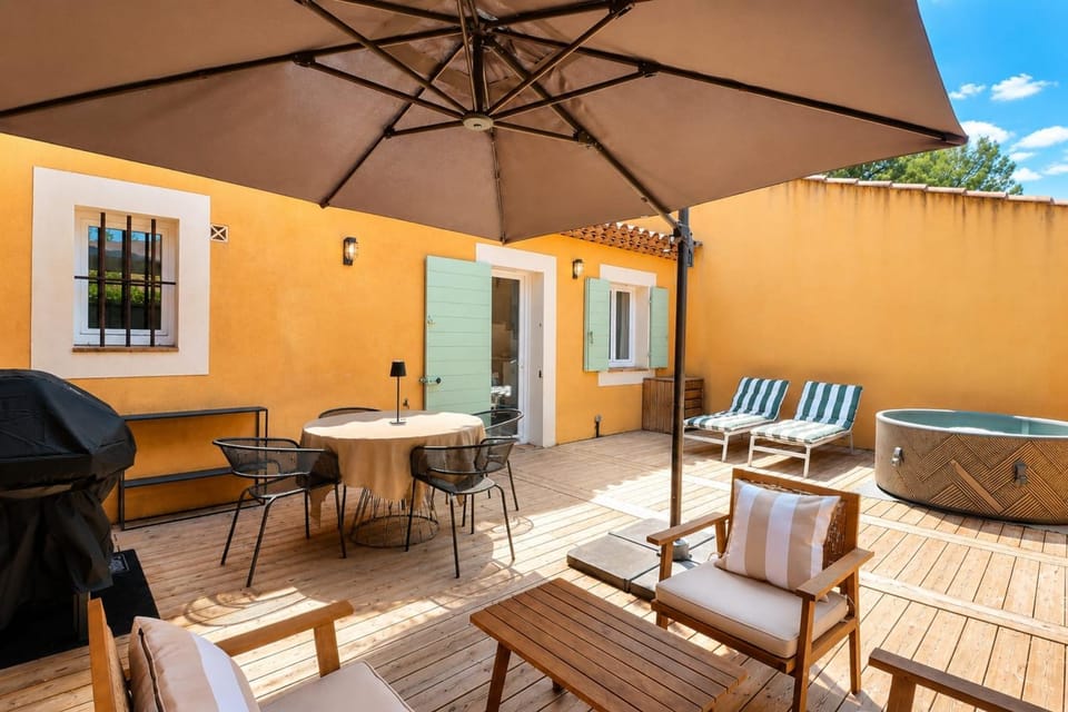 Patio, Day, Dining area, sunbed