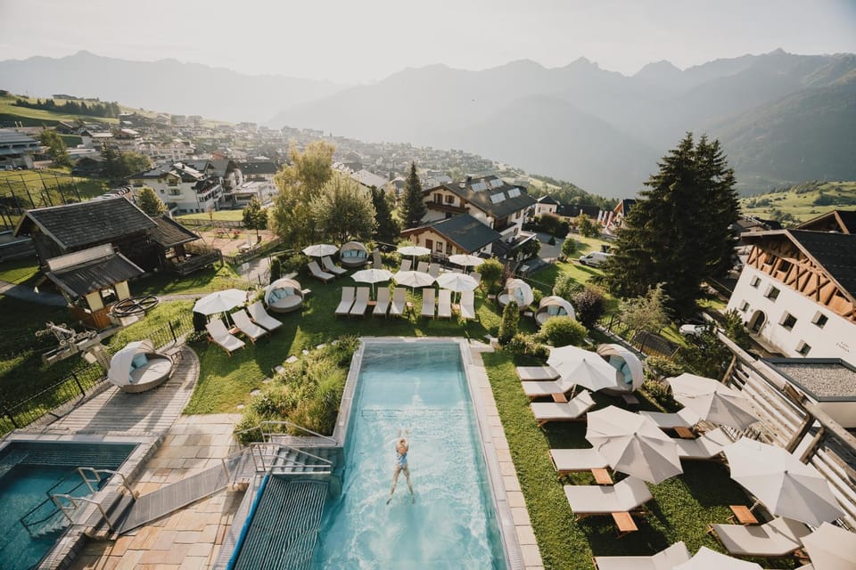 Property building, Natural landscape, Bird's eye view, Mountain view, Pool view, Swimming pool, sunbed