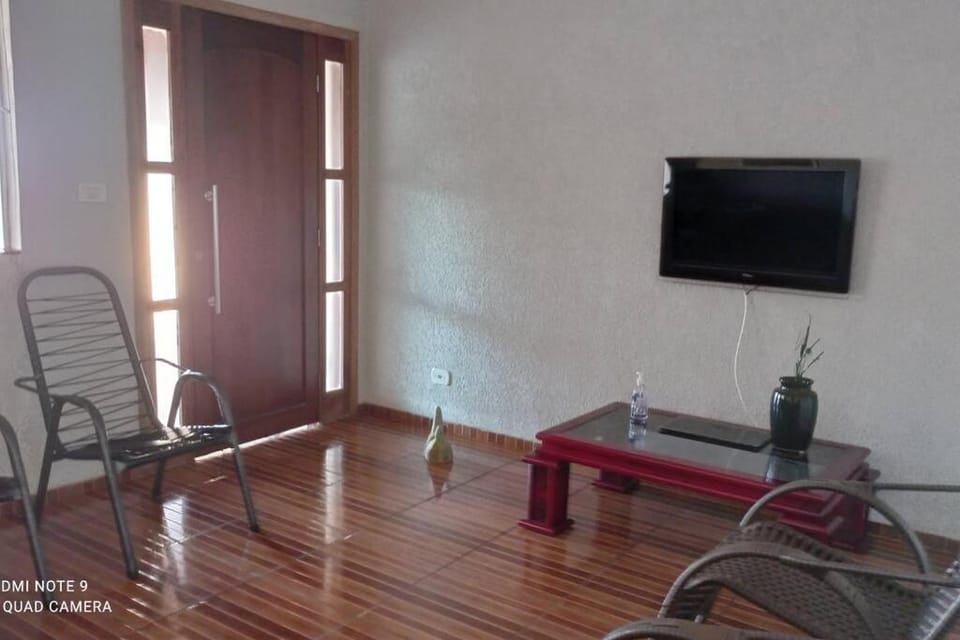 Casa Confortável arejada ar condicionado quente e frio 2 quartos ,2 banheiros ,2 vagas de garagem House in State of Paraná