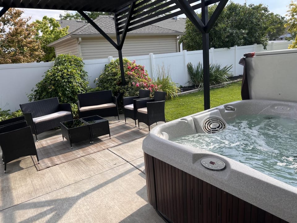Cozy Corner Oasis with Hot Tub House in Twin Falls