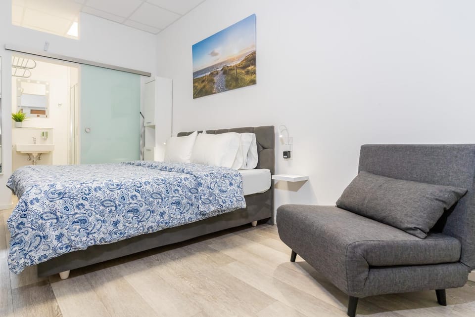 Bed, Photo of the whole room, Seating area