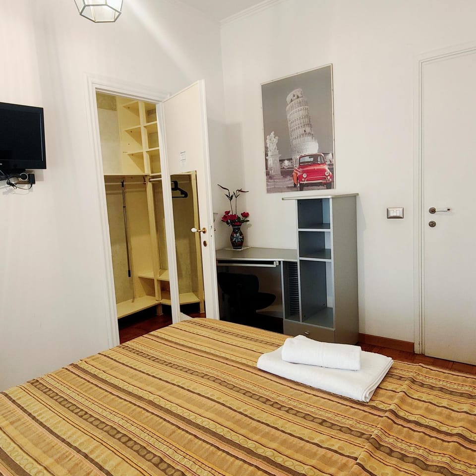Photo of the whole room, Bedroom, wardrobe