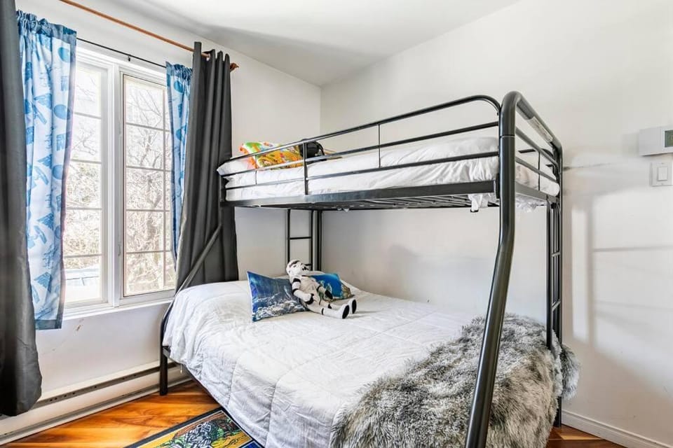 Bedroom, bunk bed