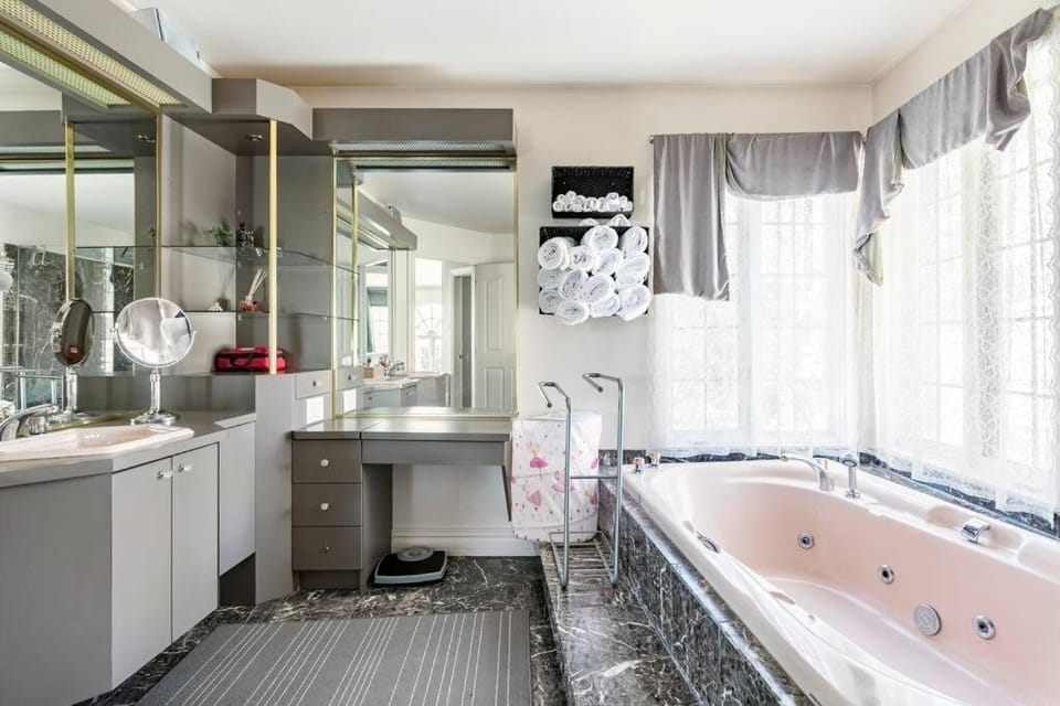 Hot Tub, Bathroom, Bath, towels