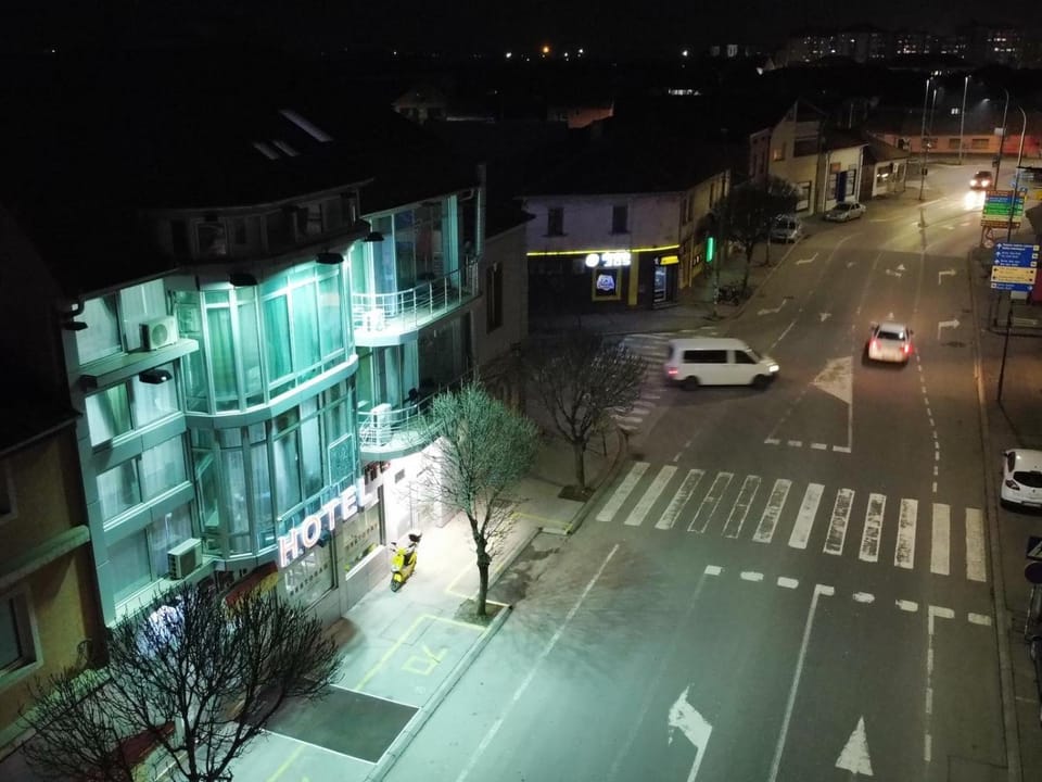 Property building, Restaurant/places to eat, Night, Neighbourhood, Bird's eye view, City view, Street view, Location, Parking