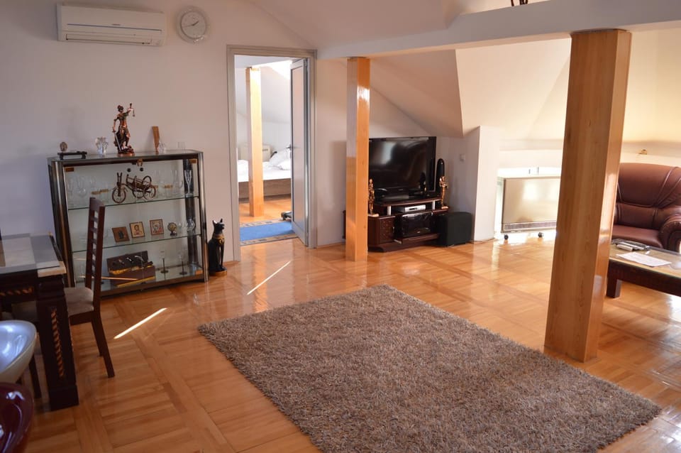 Communal lounge/ TV room, TV and multimedia, Living room