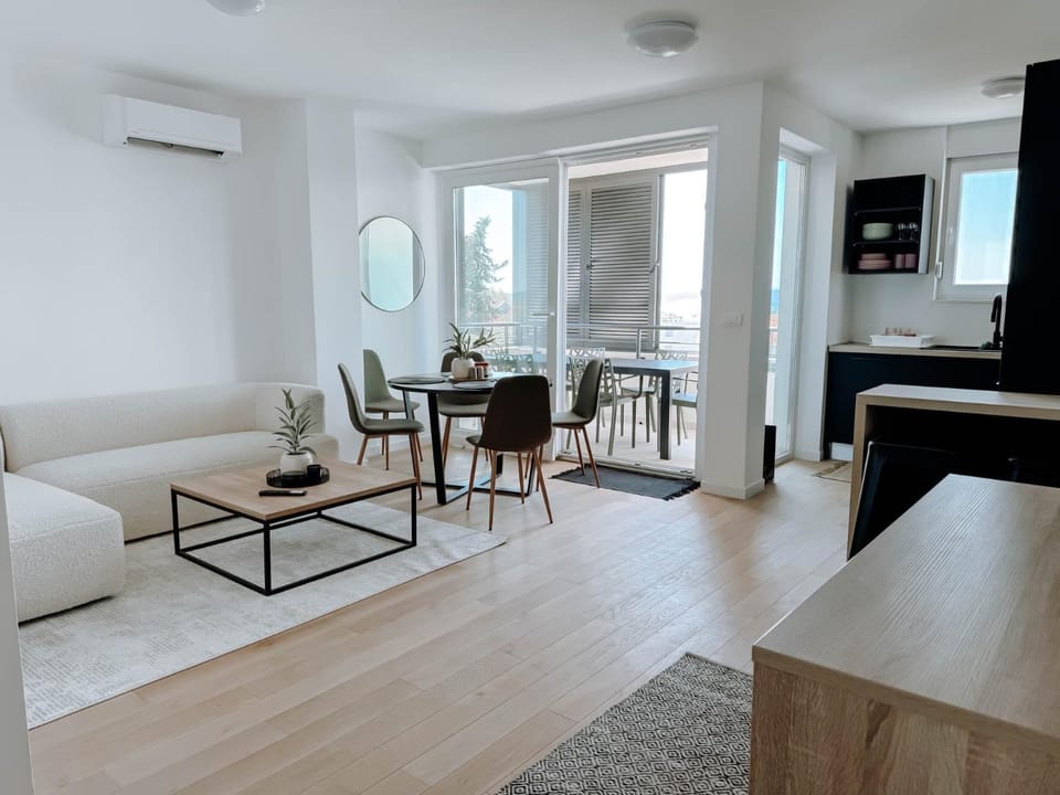 Balcony/Terrace, Living room, Dining area, air conditioner