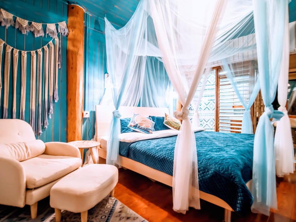 Photo of the whole room, Bedroom
