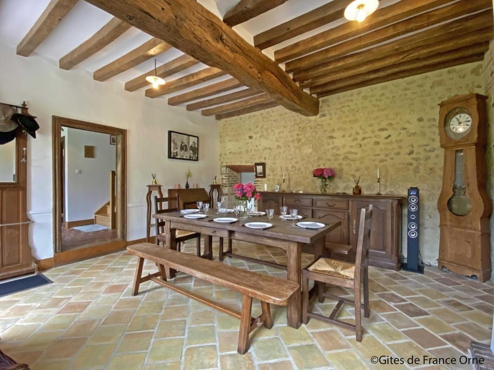 Charmante longère authentique et lumineuse avec grand jardin, proche du Perche - FR-1-497-216 House in Normandy
