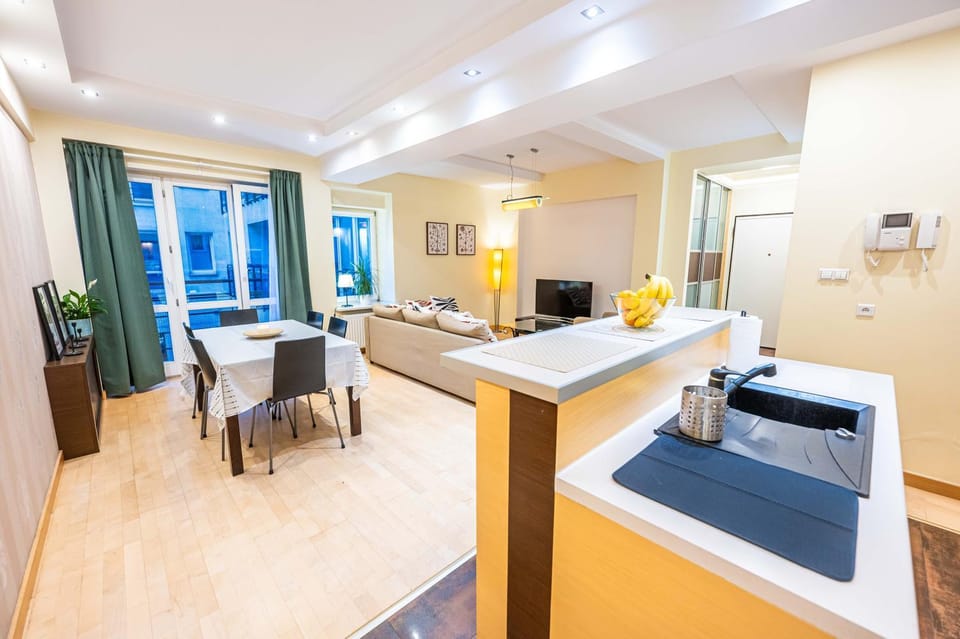 Bed, TV and multimedia, Kitchen or kitchenette, Living room, Photo of the whole room, Seating area, Dining area