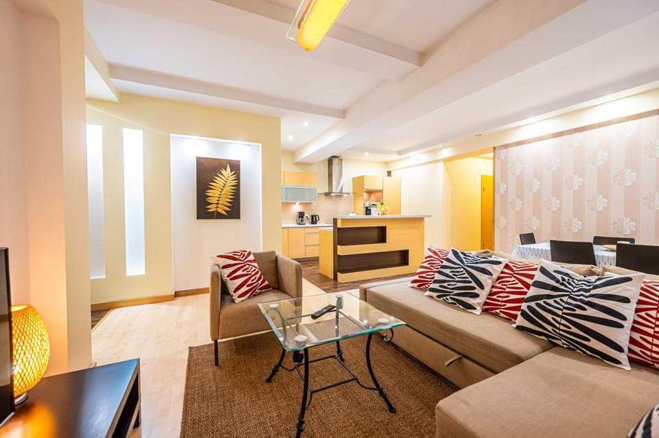 Kitchen or kitchenette, Living room, Seating area, Dining area