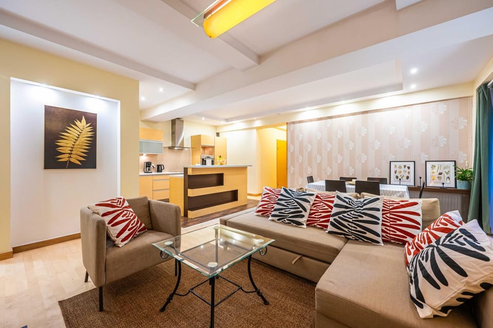 Kitchen or kitchenette, Living room, Seating area, Dining area