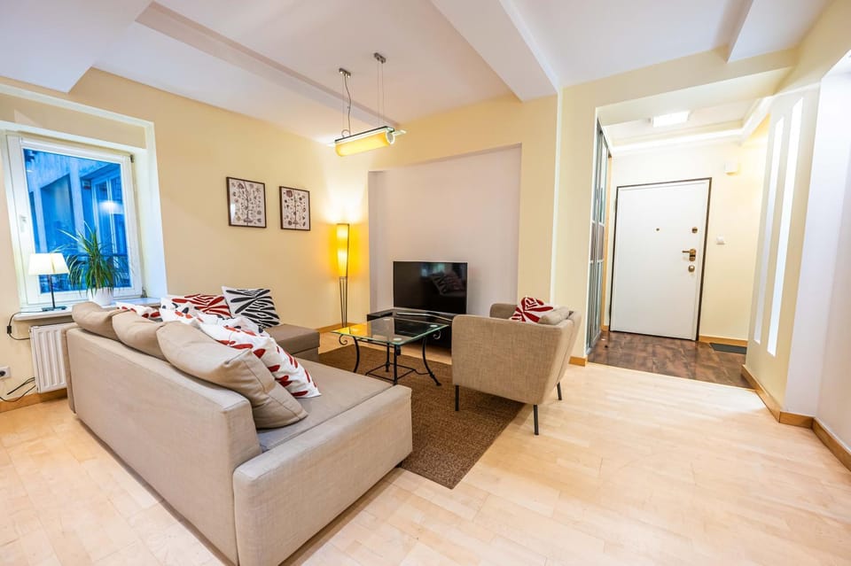 TV and multimedia, Living room, Seating area, Evening entertainment